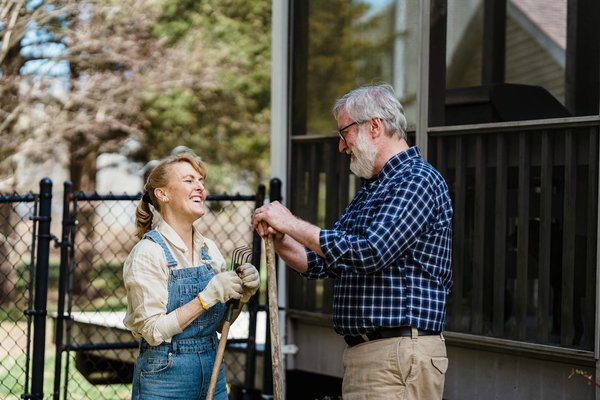 Comment prévenir efficacement les douleurs articulaires chez les personnes âgées ?
